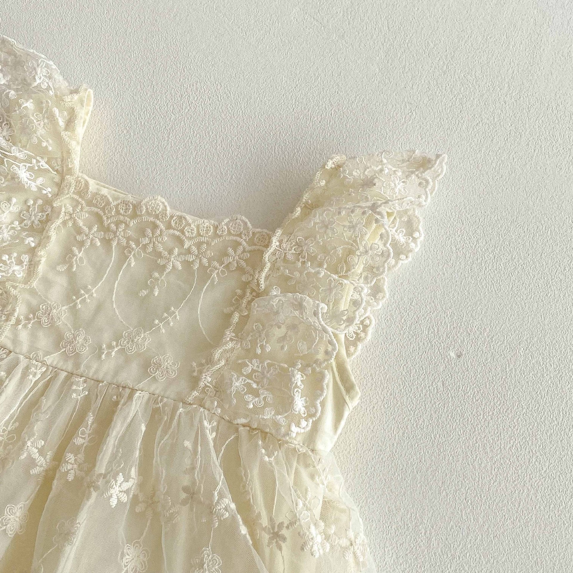 Summer Arrival Baby Girls Cute Beige Sleeveless Flowers Pattern Lace Onesies